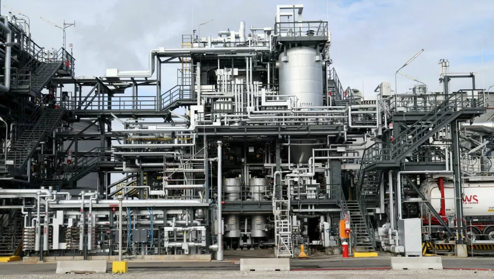FILE PHOTO: A view of Austrian oil, gas and chemicals group OMV 's ReOil plant in Schwechat, Austria, October 6, 2025. REUTERS/Leonhard Foeger/File Photo