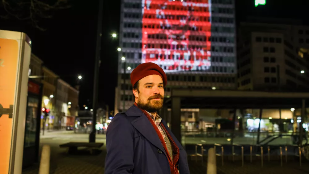 - Du&scaron;an Josip Smodej, kurator in direktor Fotopuba04.04.2022.- Portret Vladimirja Putina napolnjen s krvjo ukrajinskih borcev projeciran na stavbi Metalka, v centru Ljubljane. Projekt, ki nastaja v sodelovanju s Fotopubom, predstavlja umetni&scaron;ko delo v franciji živečega ruskega umetnika Andreja Molodkina. Umetnikovi prijatelji so za projekt svojo kri darovali, preden so se vrnili v Ukrajino, kjer se borijo za svojo državo.//FOTO: Bojan Velikonja