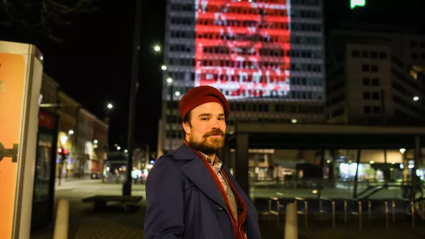 - Du&scaron;an Josip Smodej, kurator in direktor Fotopuba04.04.2022.- Portret Vladimirja Putina napolnjen s krvjo ukrajinskih borcev projeciran na stavbi Metalka, v centru Ljubljane. Projekt, ki nastaja v sodelovanju s Fotopubom, predstavlja umetni&scaron;ko delo v franciji živečega ruskega umetnika Andreja Molodkina. Umetnikovi prijatelji so za projekt svojo kri darovali, preden so se vrnili v Ukrajino, kjer se borijo za svojo državo.//FOTO: Bojan Velikonja