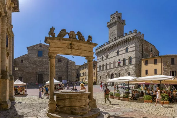 View of well and Palazzo Comunale in Piazza Grande in Montepulciano, Montepulciano, Province of Siena, Tuscany, Italy, Europe Copyright: FrankxFell 844-31293,Image: 829598959, License: Rights-managed, Restrictions: imago is entitled to issue a simple usage license at the time of provision. Personality and trademark rights as well as copyright laws regarding art-works shown must be observed. Commercial use at your own risk., Model Release: no