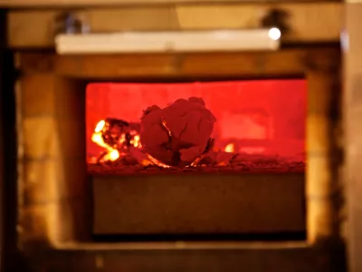 Kremacija 2.0: bi se raje raztopili kot upepelili in kako je s tem v Sloveniji?