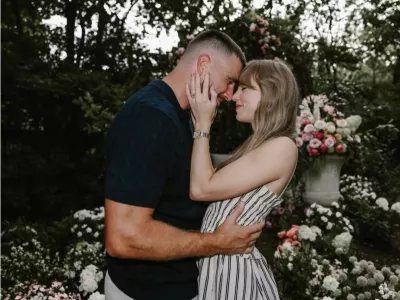 Ameri&scaron;ka pevka Taylor Swift se je zaročila s svojim partnerjem, igralcem ameri&scaron;kega nogometa Travisom Kelcem. Foto: IG/taylorswift