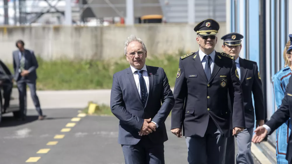 minister za notranje zadeve Ale&scaron; Hojs, generalni direktor Policije dr. Anton Olaj- novi policijski helikopter AW 169 - - 14.04.2022 &ndash; POLICIJA - Letalska policijska enota LPE Brnik - predaja novega večnamenskega policijskega helikopterja AgustaWestland AW 169, //FOTO: Jaka Gasar