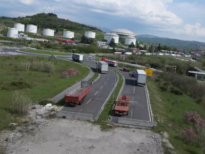 - 12.04.2017 - Koper - nova dovozna cesta za Luko Koper - skladi&scaron;če naftnih derivatov Petrol - Instalacija, skladi&scaron;čenje in pretovarjanje naftnih derivatov - - //FOTO: Tomaž Skale