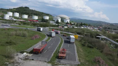 - 12.04.2017 - Koper - nova dovozna cesta za Luko Koper - skladišče naftnih derivatov Petrol - Instalacija, skladiščenje in pretovarjanje naftnih derivatov - - //FOTO: Tomaž Skale