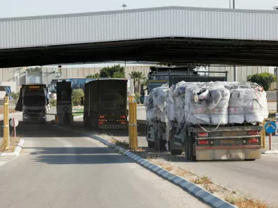 Trucks carrying aid line up at the Kerem Shalom crossing between Israel and Gaza, before going into Gaza, on the Israeli side of the Israel-Gaza border, May 22, 2025. REUTERS/Ammar Awad