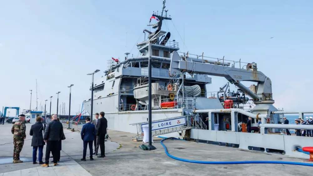 Koper, potniski terminal. Pripadniki slovenske in francoske mornarice pred pregledom castne straze ob francoski ladji BSAM Loire.