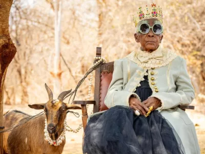 Kraljevsko poziranje v družbi domače koze.