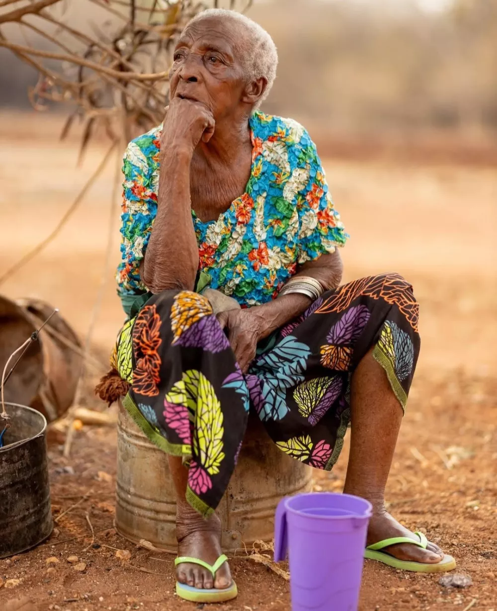 Margret Chola na navaden dan v svoji vasi. 
