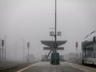 12.12.2025 - reportaža megla - megla v Ljubljani - ljubljanska megla - Železni&scaron;ka postaja LjubljanaFoto: Luka Cjuha / Foto: Luka Cjuha