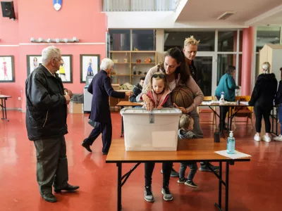 - Voli&scaron;če O&Scaron; Dobrova -- 24.04.2022 &ndash; Parlamentarne volitve 2022 - Volitve devetega sklica Državnega zbora Republike Slovenije - druge redne državnozborske volitve po letu 2008 //FOTO: Bojan VelikonjaPREGLED LETA 2022