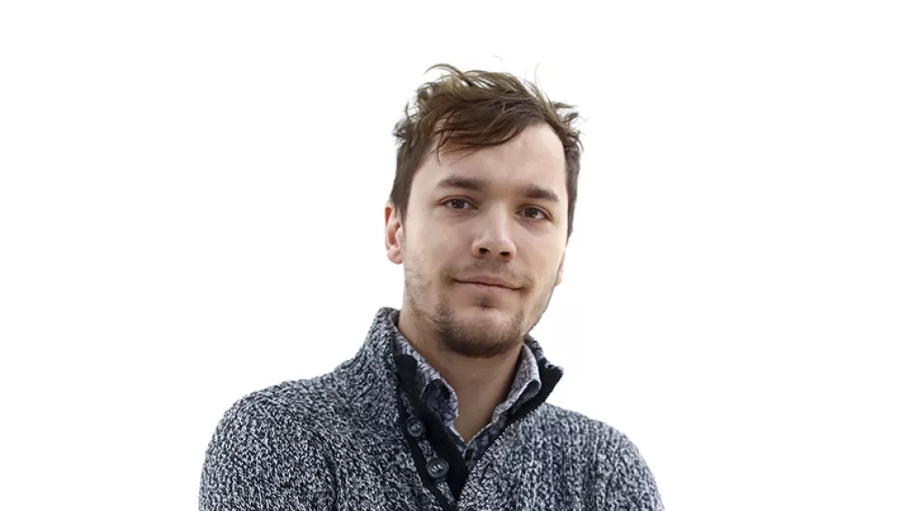 Urban Su&scaron;nikZA ONLINE - Redakcija Dnevnik 2024 - portreti za komentarje in kolumne - kolumnisti - komentatorji &ndash; novinarji - portret //FOTO: Luka Cjuha