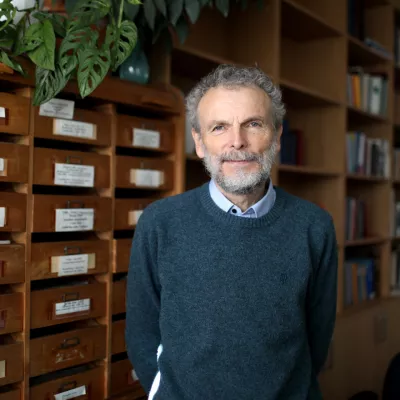 - 06.11.2023 &ndash; prof.dr. Dragan Petrovec, HYPERLINK "https://sl.wikipedia.org/wiki/Pravo" pravnik HYPERLINK "https://sl.wikipedia.org/w/index.php?title=Kriminolog&action=edit&redlink=1" kriminolog - HYPERLINK "https://sl.wikipedia.org/w/index.php?title=Penologija&action=edit&redlink=1" penolog, strokovnjak na področju izvr&scaron;evanja zapornih kazni, poučuje penologijo na podiplomskem &scaron;tudiju na Pravni fakulteti, Fakulteti za socialno delo in na Fakulteti za varnostne vede&nbsp; HYPERLINK "https://sl.wikipedia.org/wiki/Univerza_v_Ljubljani" Univerze v Ljubljani. //FOTO: Bojan Velikonja