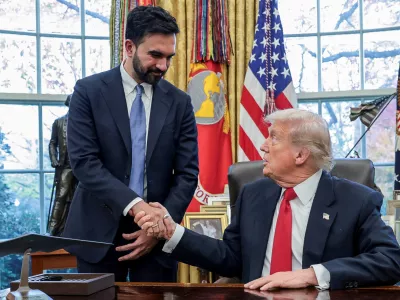 U.S. President Donald Trump and New York City Mayor-elect Zohran Mamdani shake hands as they meet in the Oval Office at the White House in Washington, D.C., U.S., November 21, 2025. REUTERS/Jonathan Ernst   TPX IMAGES OF THE DAY