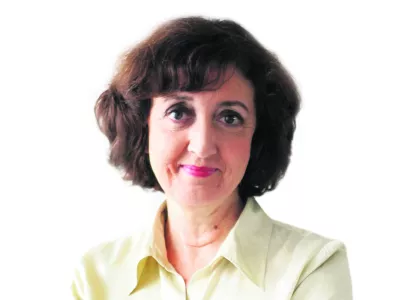 ?Ranka Ivelja, kolumnistka- Dnevnik 2016 - portreti za komentarje in kolumne - kolumnisti - novinarji - novinarka//FOTO: Tomaž Skale------barvno, belo ozadje, za kolumno, PERMANENT!!!