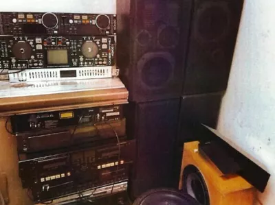 Mo&scaron;kemu, ki je s predvajanjem glasne glasbe večkrat kr&scaron;il javni red in mir, so zasegli naprave. 