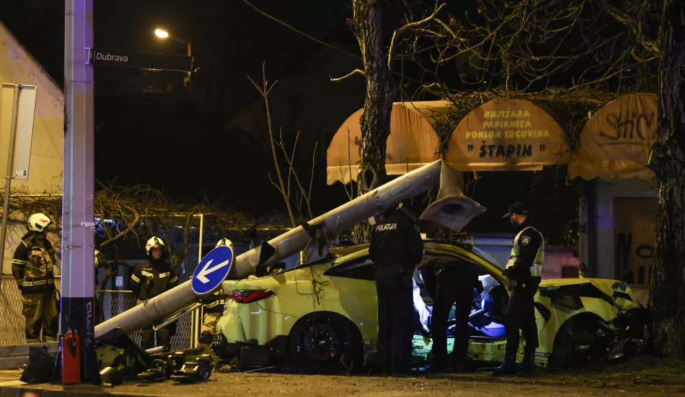 04.03.2026., Zagreb - Prometna nesreca u Dubravi s vise ozlijedjenih osoba. Vozac BMW-a stranih registracijskih oznaka izgubio je nadzor nad vozilom i udario u stup semafora koji se od siline udarca srusio. Automobil se zaustavio tek nakon sto je udario u drvo. Policijski ocevid je u tijeku. Photo: Emica Elvedji/PIXSELL
