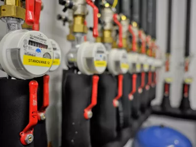 - ilustrativna fotografijacentralno ogrevanje, ogrevalni stro&scaron;ki, toplota, napeljava, vodovod - od&scaron;tevalni &scaron;tevec - poraba - - Pasivna hi&scaron;a - začasne bivalne enote Mestne občine Ljubljana za socialno ogrožene osebe, Pipanova pot 28, - odprtje movozgrajenega stanovanjskega objekta z 22 bivalnimi enotami//FOTO: Tomaž Zajel&scaron;nik