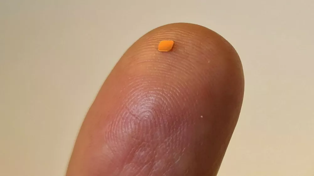 mikročipONLINE EMBARGO 13.00 BST, 20/10/25 PRIMA ultra-thin microchip. // Blind people have been able to read again thanks to a tiny eye implant half as thick as a human hair. The pioneering device paired with augmented-reality glasses restored vision to older people who had lost their sight as a result of an untreatable eye condition. The results of clinical trials showed that 84% of participants were able to read letters, numbers and words using prosthetic vision through an eye that had previously lost its sight due to age-related macular degeneration (AMD). Those treated with the device - 30 micrometres or 0.03 millimetres thick - could also read, on average, five lines of a vision chart - even though some participants could not even see the chart before surgery. The revolutionary new implant is the first ever device to enable people to read letters, numbers and words through an eye that had lost its sight. The trial, involving 38 patients at 17 hospital sites across five countries including Moorfields Eye Hospital in London, tested the device called PRIMA. Photo released 20/10/2025,Image: 1047021023, License: Rights-managed, Restrictions: Editorial use, commercial use may require additional licenses. We don't use AI to make images which could be mistaken for news photos. AI use will be clearly indicated. Supplied on condition you ensure personal data is processed in compliance with UK GDPR, Model Release: no