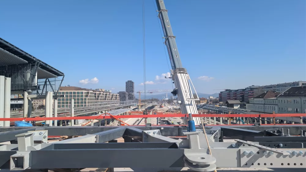 Ljubljana, zelezniska postaja Ljubljana.Ministrica za infrastrukturo Alenka Bratusek si je v okviru vladnega obiska Mestne obcine Ljubljana ogledala potek gradbenih del na glavni zelezniski postaji v Ljubljani.