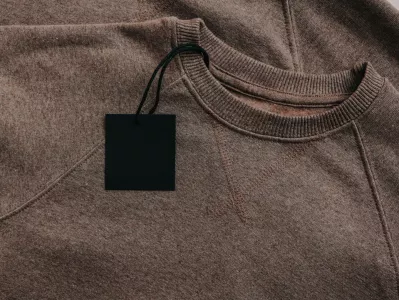 Bodite pozorni na V-vzorec ob ovratniku / Foto: Istock