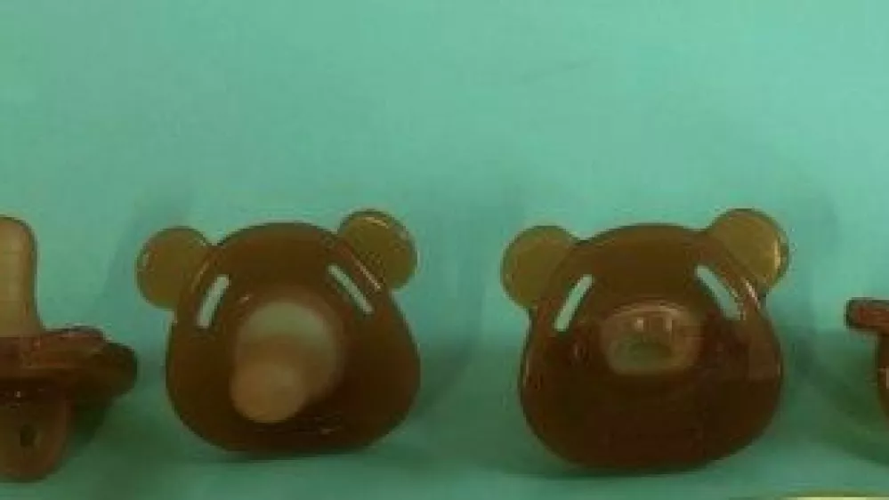 Zdravstveni inspektorat je iz prodaje umaknil izdelek komplet dud (dnevna in nocna duda) za dojencke od tretjega meseca dalje proizvajalca Nankang District Youershan Furniture Sales Department iz Kitajske. Izdelek ni skladen z dolocili uredbe o splosni varnosti proizvodov.