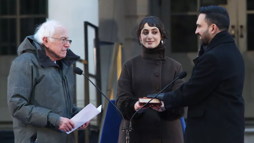 01 January 2026, US, New York City: Bernie Sanders swears in Zohran Mamdani, alongside Rama Duwaji, as the 112th Mayor of New York City at City Hall. Photo: Krista Kennell/ZUMA Press Wire/dpa
