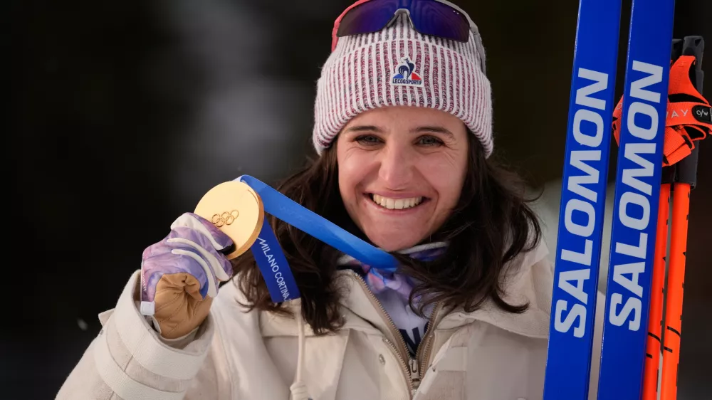 Julia Simon, of France, poses with the gold medal for the women's 15-kilometer individual biathlon race at the 2026 Winter Olympics in Anterselva, Italy, Wednesday, Feb. 11, 2026.(AP Photo/Andrew Medichini)