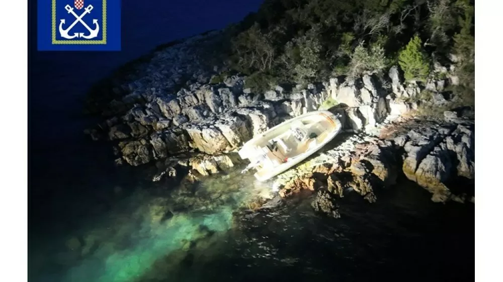 V pomorski nesreči pri hrva&scaron;kem otoku Iž se je po&scaron;kodoval slovenski državljan. 