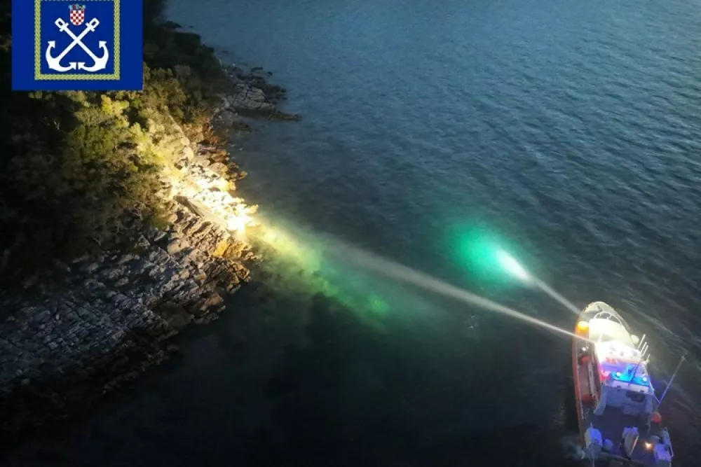 V pomorski nesreči pri hrva&scaron;kem otoku Iž se je po&scaron;kodoval slovenski državljan.