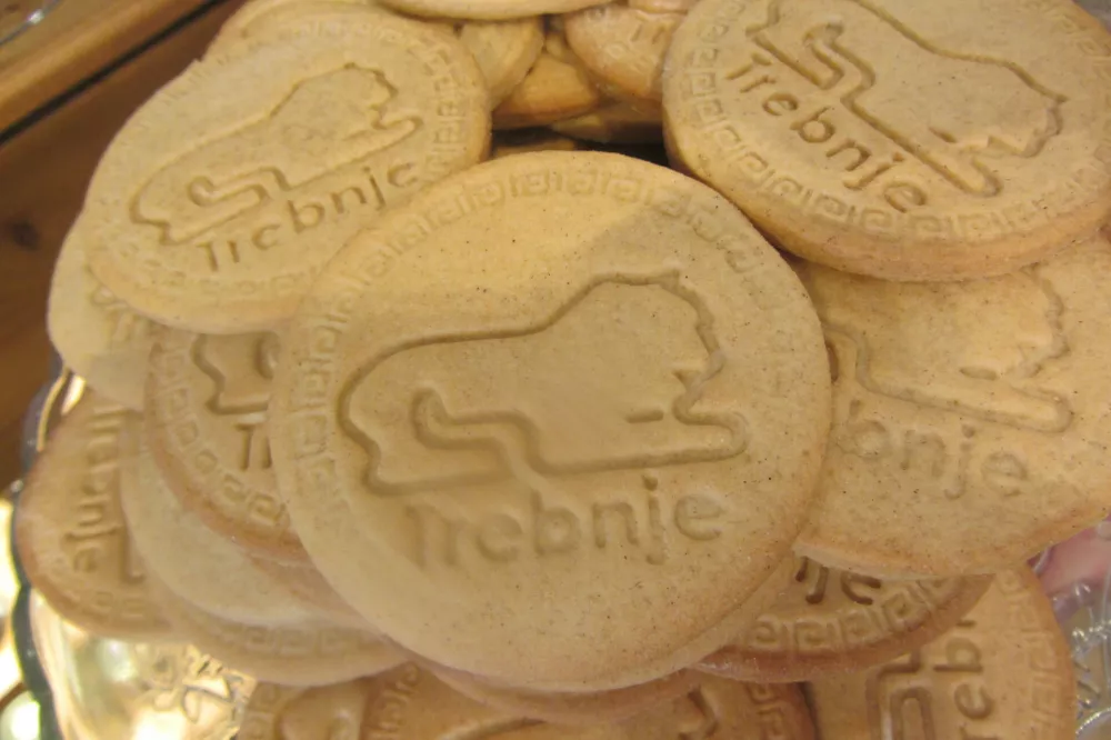 rebanjski pi&scaron;kot z vtisnjenim levčkom, simbolom moči nekdanje rimske voja&scaron;ke postojanke.&nbsp;