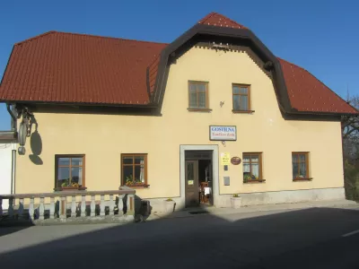 Tončkov dom, stara gostilna v Čatežu, ki bi jo na&scaron;a Dominika uvrstila naravnost na Unescov seznam kulturne dedi&scaron;čine. 