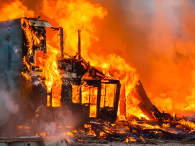 Mnoge hi&scaron;e so bile narejene iz lesa in papirja ter so v ognju popolnoma izginile. Slika je simbolična. / Foto: Istock