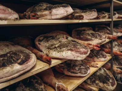  F Damijan Simčič klinec_prsuti_klobase_priprava