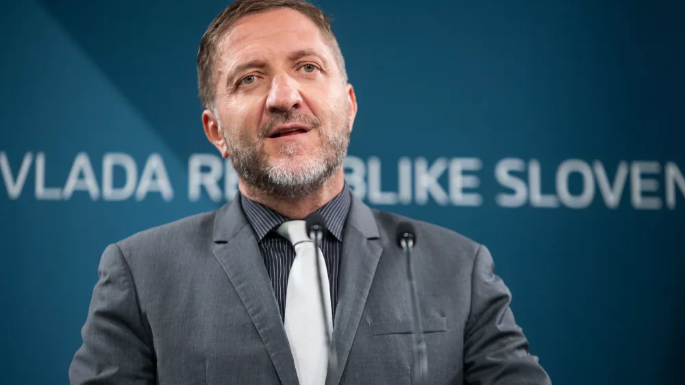 Ljubljana, vlada.Novinarska konferenca po redni tedenski seji vlade.Minister za finance Klemen Bostjancic.