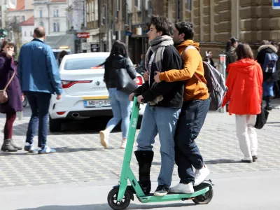 Krivi bodo predvsem star&scaron;i: na moped ali e-skiro odslej &scaron;ele s 15 leti &ndash; ali pa malo prej