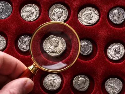 Vse se začne pri denarju. Na sliki so kovanci s podobami rimskih cesarjev. / Foto: Istock