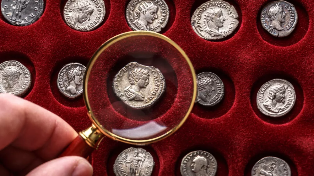 Vse se začne pri denarju. Na sliki so kovanci s podobami rimskih cesarjev. / Foto: Istock
