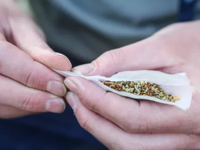 Zvijanje jointa, marihuana, kajenje marihuane, indijska konoplja- 22.04.2015 - Marihuana mar&scaron; 2015 - tradicionalni shod proti prohibiciji konoplje in za liberalizacijo zakonskega področja prepovedanih drog v organizaciji &Scaron;tudentske organizacije Univerze v Ljubljani;  //FOTO: Bojan Velikonja