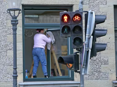 - simbolična fotografija 2017 - čistilka - či&scaron;čenje - okno - semafor - rdeča luč za pe&scaron;ce in kolesarje//FOTO: Tomaž Skale