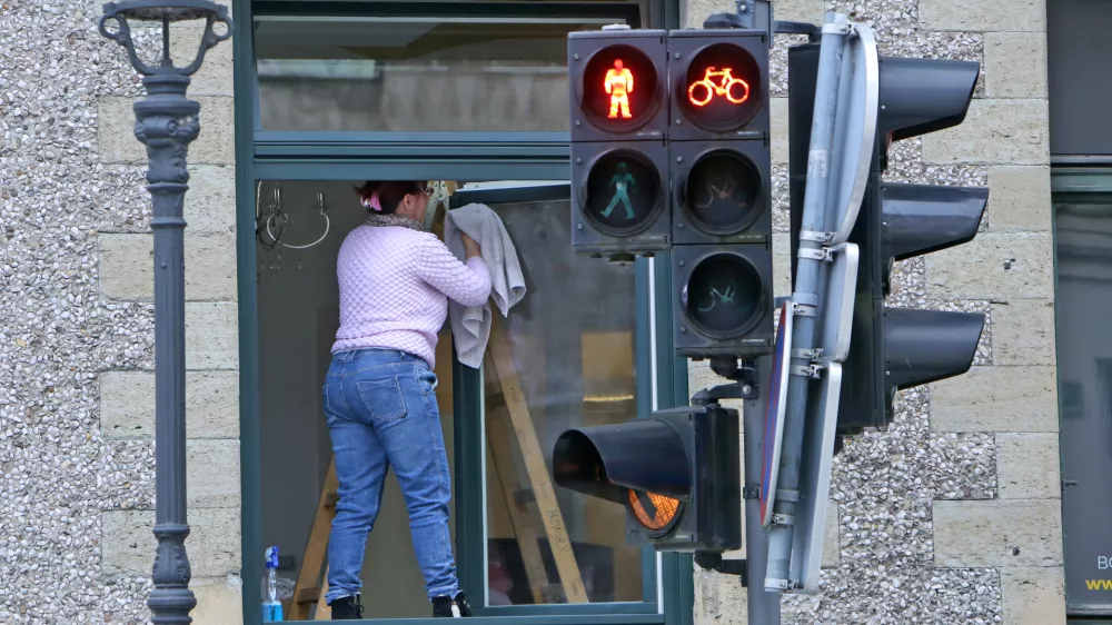 - simbolična fotografija 2017 - čistilka - či&scaron;čenje - okno - semafor - rdeča luč za pe&scaron;ce in kolesarje//FOTO: Tomaž Skale