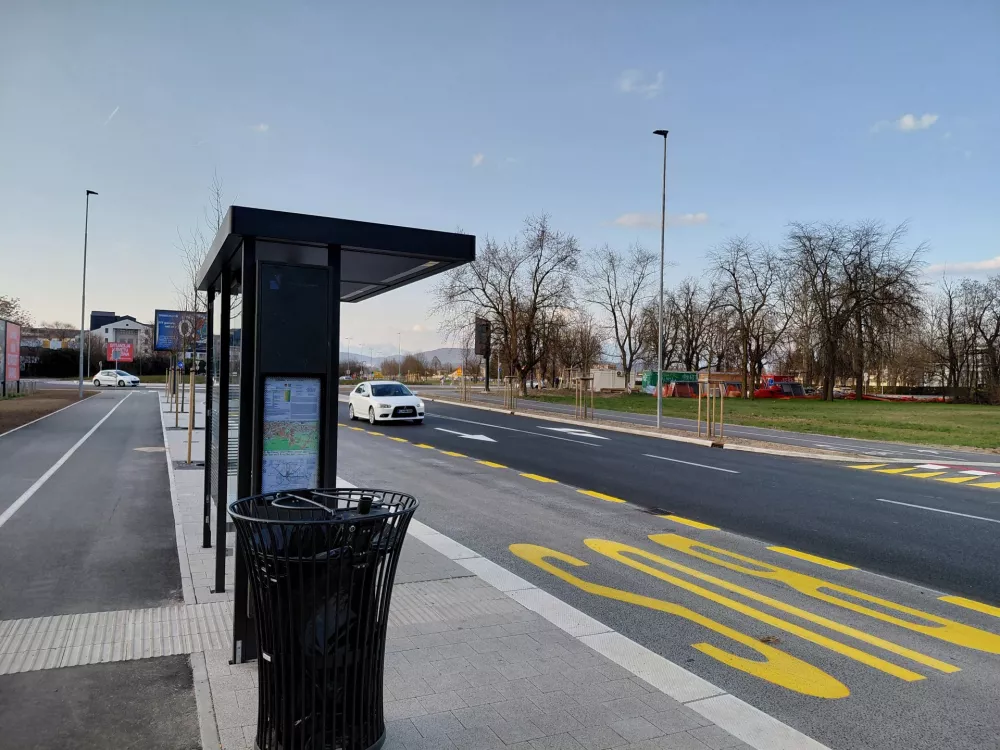 Postajali&scaron;če Žale, v smeri &Scaron;martinska cesta, se po novem nahaja nekaj več deset metrov od kroži&scaron;ča Žale. F Vesna Levičnik