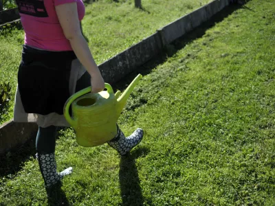 - Vrtički v Ljubljani 2013 - delo na vrtu - vrtičkarstvo - vrt - spomladanska setev - sajenje - zalivanje - zalivalka - vrtni gumjasti &scaron;kornji //FOTO: Tomaž Zajel&scaron;nik