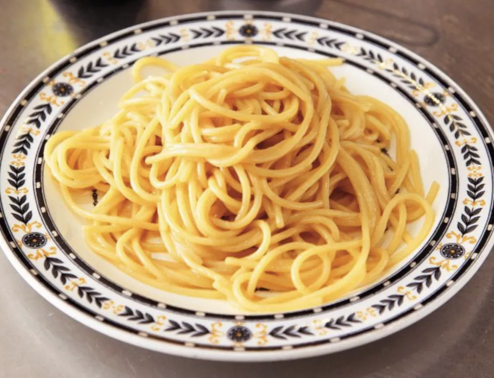 Nigella Lawson je razdelila javnost na družbenih omrežjih z objavo recepta, kjer glavno vlogo igrajo &scaron;pageti, maslo, sir in ključna sestavina marmite. Namaz marmite, katerega glavna sestavina je izvleček kvasa, je po mnenju britanske kuharice odlična kombinacija za &scaron;pagete, dopu&scaron;ča pa tudi možnost drugih past, ki bi jih v slovenskih kuhinjah na primer lahko zamenjala vegeta. Recept je povsem preprost. Skuhati je treba &scaron;pagete, na ponvi razpustiti maslo in ga zme&scaron;ati z vegeto ali marmitom, nato pa dodati testenine in jih po želji potresti s parmezanom. 