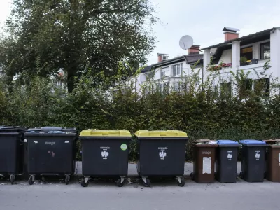 - 21.10.2014 - - urejeni prostor za ločevanje odpadkov - ločeno zbiranje smeti, ekolo&scaron;ki otok - smetnjak - kontejner - zabojnik - odpadki - -    //FOTO: Jaka Gasar