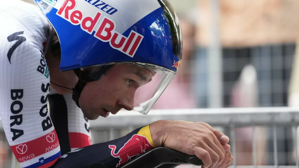 Roglič Primož of Red Bull - Bora - Hansgrohe during the stage 10 of the Giro d'Italia from Lucca to Pisa Tudor ITT (Individual Time Trial), Italy - Tuesday, May 20, 2025. (Photo by Massimo Paolone/LaPresse) // RCS Sports & Events / Red Bull Content Pool // SI202505250660 // Usage for editorial use only // 
