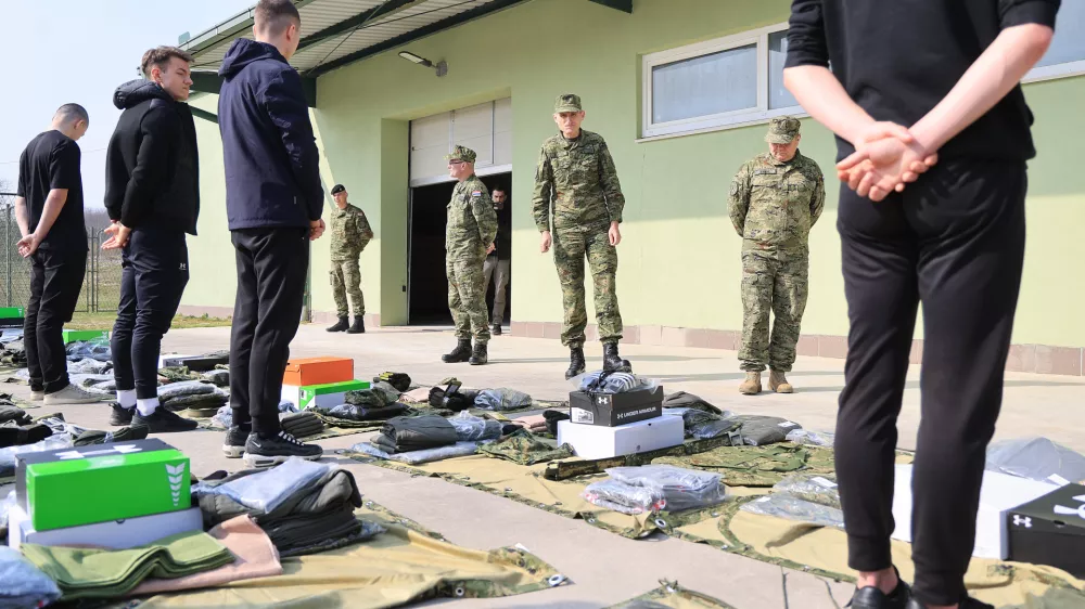 9.3.2026., Slunj, vojni poligon "Eugen Kvaternik" - Potpredsjednik Vlade Republike Hrvatske i ministar obrane Ivan Anusic i nacelnik Glavnog stozera Oruzanih snaga Republike Hrvatske general-pukovnik Tihomir Kundid docekali prve rocnike na pocetku temeljnog vojnog osposobljavanja. Photo: Marko Prpic/PIXSELL