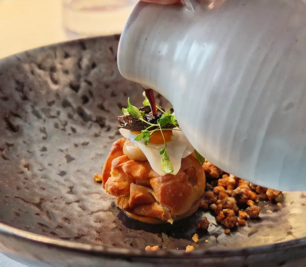 Cmok iz kva&scaron;enega testa, polnjen s svinjsko potrebu&scaron;ino, Lieperts