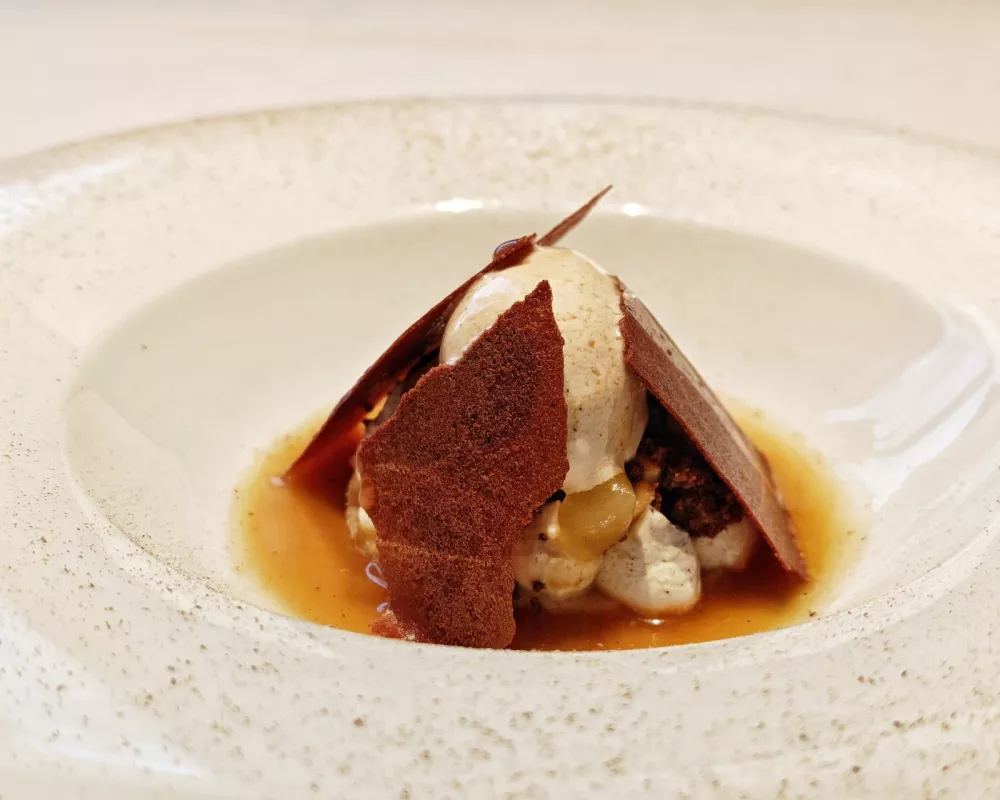 Skutna torta s kavo, banano, ananasom in slano karamelo, Lieperts