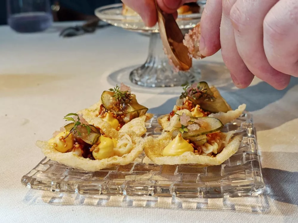 Čips manioke s smučem, rumenjakom, kislimi kumaricami in prstasto limeto, Lieperts